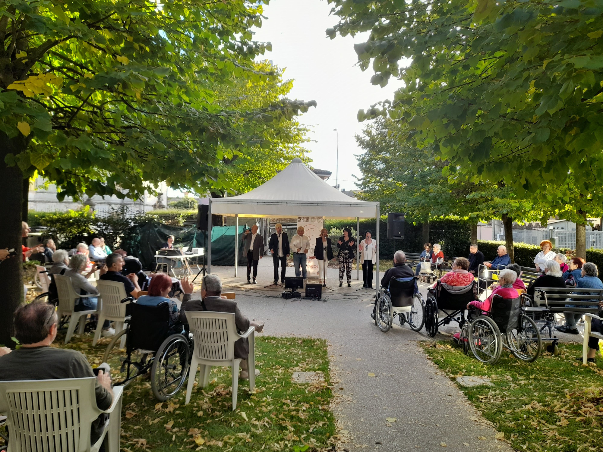 Ospiti partecipano ad un evento musicale in giardino