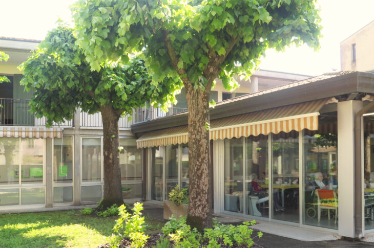 Vista della sala polivalente dal giardino